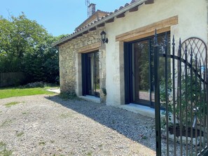 Exterior detail - Bed & Breakfast avec salon, kitchinette, terrasse, jardin privé et clos (Lasserre)