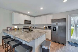 Fridge, microwave, oven, stovetop - The Emerald (Savannah)