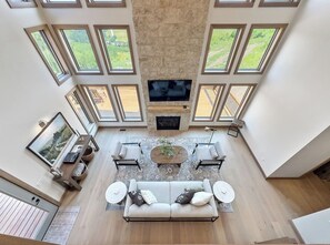 Smart TV, chimenea y libros 