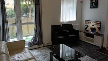 Apartment | Wohnbereich | Flachbildfernseher
