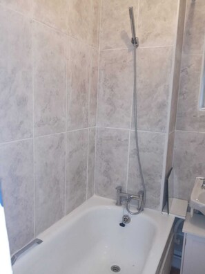 Apartamento | Baño | Ducha, secador de pelo y toallas