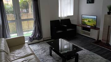 Apartment | Living area | Flat-screen TV