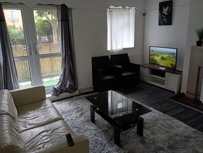 Apartment | Living area | Flat-screen TV