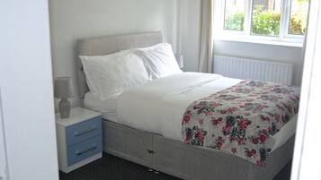 1 habitación, tabla de planchar con plancha, wifi gratis y ropa de cama