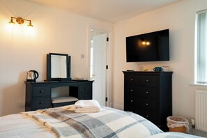 8 slaapkamers, een bureau, een strijkplank/strijkijzer, reisbedje
