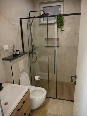 Appartamento | Bagno | Doccia, asciugacapelli, asciugamani