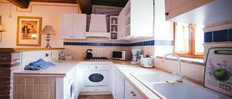 Frigorifero, microonde, forno, piano cottura
