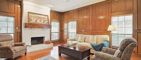 Een televisie en een open haard