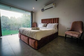 9 quartos, ferros/tábuas de passar roupa, Wi-Fi, roupa de cama