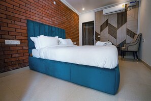 9 bedrooms, iron/ironing board, WiFi, bed sheets