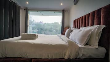 9 bedrooms, iron/ironing board, WiFi, bed sheets