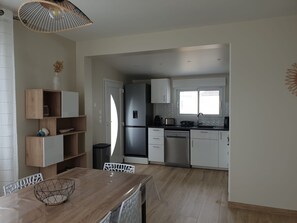 Réfrigérateur, micro-ondes, four, lave-vaisselle