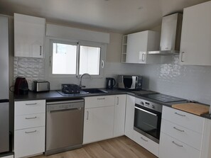 Réfrigérateur, micro-ondes, four, lave-vaisselle