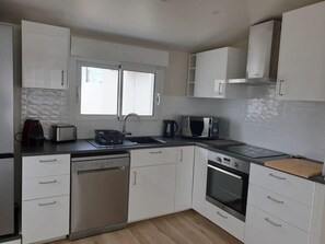 Fridge, microwave, oven, dishwasher - ENVOL DE SION 🌊 Cozy house 2 min from the beach (Saint-Hilaire-de-Riez)