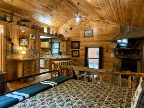 Interior - Your perfect getaway awaits! (Hochatown)