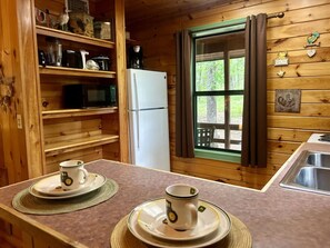 Fridge, microwave, oven, stovetop - Lost On The Lake Cabin (Hochatown)