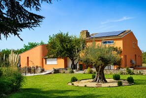 A modern house with a stone chimney, solar panels, and a well-maintained garden. - SmartStay P.Cézanne - Proche L'Isle-sur-la-Sorgue (Lagnes)