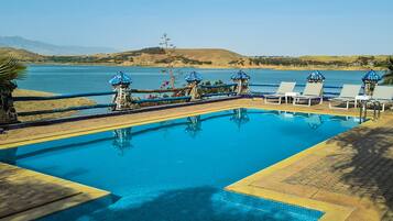 Una piscina al aire libre