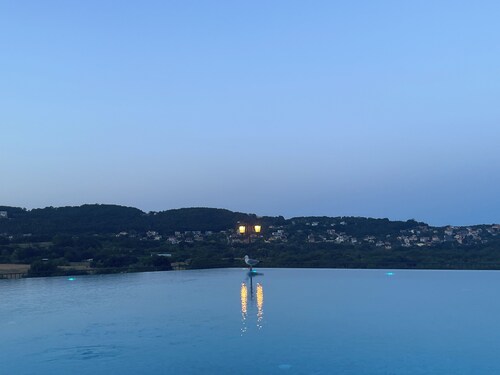Cozy apt with private office 24\7 Infinity salty heated pool barbecue sky dome