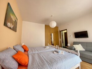 1 bedroom, travel cot, WiFi, bed sheets