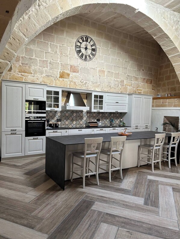 Fridge, microwave, oven, stovetop - Stylish Qormi farmhouse with private pool, BBQ & space for up to 10 guests — ideal for unforgettable group getaways 🌴✨ (Hal Qormi)