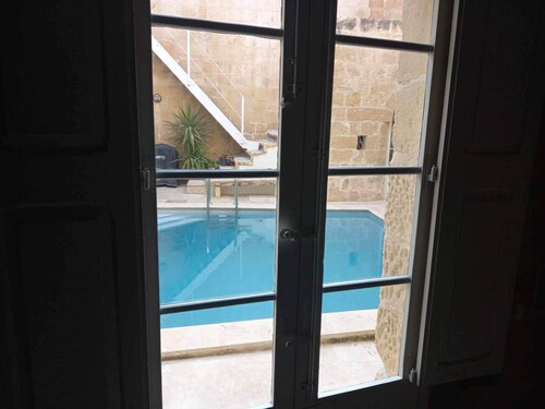 Stylish Qormi farmhouse with private pool, BBQ & space for up to 10 guests — ideal for unforgettable group getaways 🌴✨
