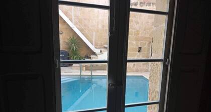 Stylish Qormi farmhouse with private pool, BBQ & space for up to 10 guests — ideal for unforgettable group getaways 🌴✨