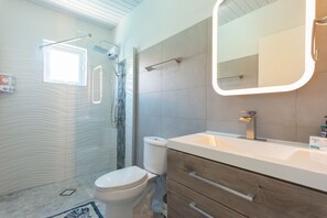 Haartrockner, Handtücher, Seife, Toilettenpapier