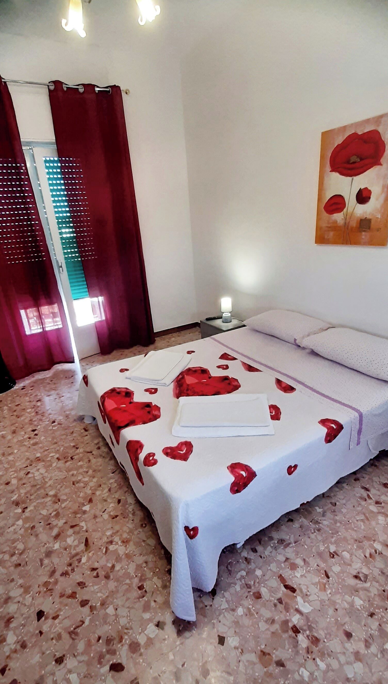 2 quartos, ferros/tábuas de passar roupa, roupa de cama