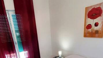 2 quartos, ferros/tábuas de passar roupa, roupa de cama