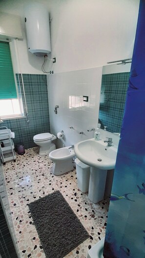 Shower, hair dryer, bidet, towels - The house of the islands Sea View  (Marausa Lido)