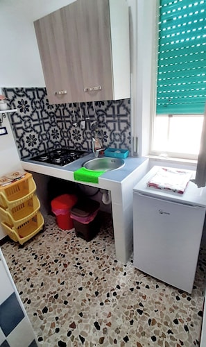 Refrigerador, placa de cocina, cafetera/tetera, utensilios de cocina