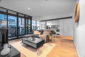 TV, offices - Manhattan Stadium View 3BR2BA Free parking (Melbourne)