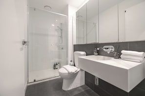 Sèche-cheveux, serviettes fournies