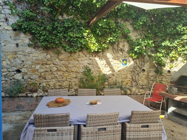 Outdoor dining - Maison au Calme Absolu Proche de Toutes Commodités et des Plages (Ollioules)