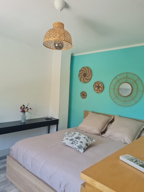 2 bedrooms, desk, WiFi, bed sheets