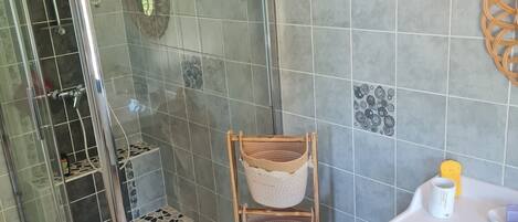 Dusj, håndklær, såpe og toalettpapir