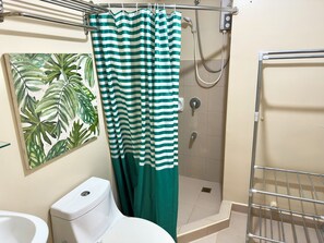 Dusj, hårføner, bidé og håndklær