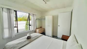 3 bedrooms, iron/ironing board, WiFi, bed sheets