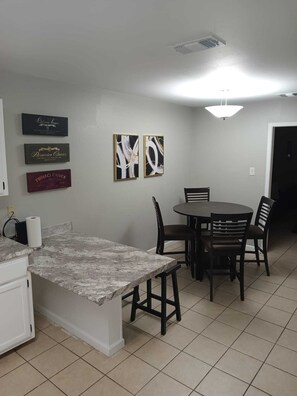 Dining - Cozy 3-bedroom condo with WiFi, AC in adorable Longview. Long stays welcomed (Longview)