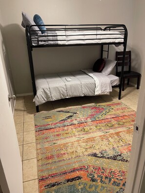 3 habitaciones, tabla de planchar con plancha, wifi y ropa de cama