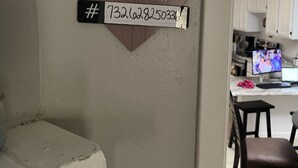 Un panneau mural en forme de cœur indiquant le mot de passe du réseau Wi-Fi.
