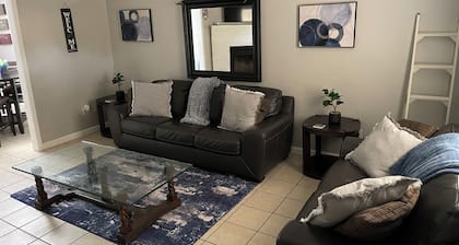 Cozy 3-bedroom condo with WiFi, AC in adorable Longview. Long stays welcomed