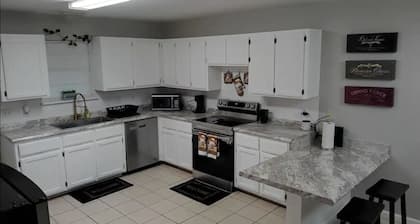 Cozy 3-bedroom condo with WiFi, AC in adorable Longview. Long stays welcomed