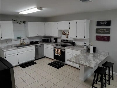 Cozy 3-bedroom condo with WiFi, AC in adorable Longview. Long stays welcomed