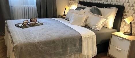 1 dormitori, planxa i posts de planxar, wifi i roba de llit