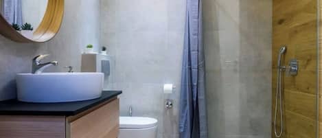 Douche, séchoir à cheveux, serviettes fournies, savon