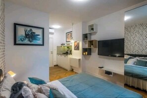 1 habitación, tabla de planchar con plancha, wifi y ropa de cama 
