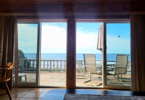 Oceantfront Cottage and 200 feet to a secluded beach. 25min to Charlottetown