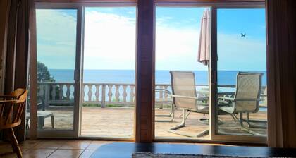 Oceantfront Cottage and 200 feet to a secluded beach. 25min to Charlottetown